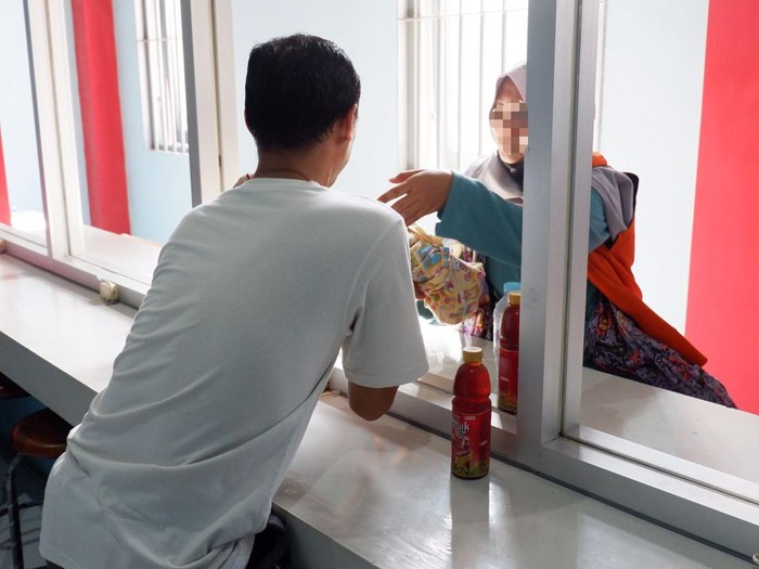 AV dan bayinya dibesuk suaminya di Rutan Surabaya