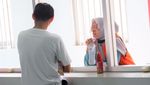 Melihat Kegembiraan Napi Wanita dan Bayinya Saat Dibesuk Suami