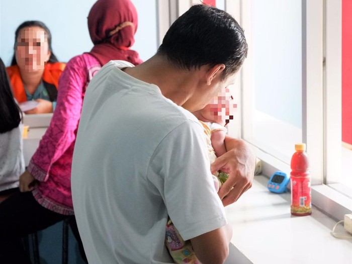 AV dan bayinya dibesuk suaminya di Rutan Surabaya