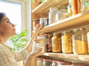 Saat Bersihkan Lemari Dapur, 5 Bahan Makanan Ini Sebaiknya Dibuang