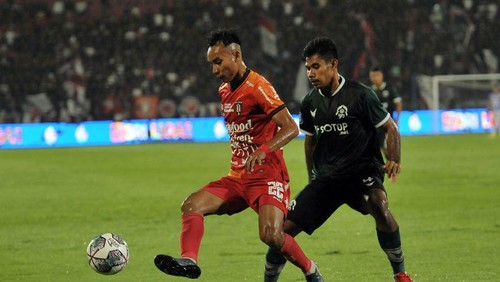 Pesepak bola Bali United Novri Setiawan (kiri) berusaha melewati hadangan pesepak bola Persikabo 1973 Syahrul Lasinari (kanan) pada pertandingan Liga 1 di Stadion Kapten I Wayan Dipta, Gianyar, Bali, Jumat (30/9/2022) malam. ANTARA FOTO/Nyoman Hendra Wibowo/nz