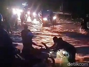 Sungai di Banyuwangi Meluap Banjiri Jalan Imbas Hujan Deras 4,5 Jam