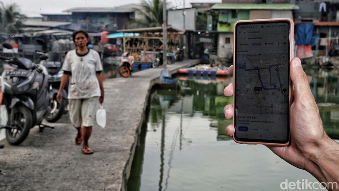 Kampung Apung yang berada di kawasan Kapuk, Cengkareng, Jakarta Barat ini awalnya permukiman padat yang khas pada umumnya. Saking lama terendam banjir dan terkatung-katung, kini kawasan tersebut dikenal terus tenggelam dan berubah jadi terapung. 

Menurut warga yang mendiami kampung sejak tahun 1990, kampung itu bernama Kampung Teko. Setelah terendam banjir menahun, nama atau istilah itu mulai berubah menjadi Kampung Apung.