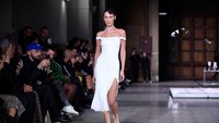 Penampilan Bella Hadid di ajang itu mencuri perhatian banyak orang. Banyak yang memuji penampilan beraninya itu. (Foto: Getty Images/Estrop)
