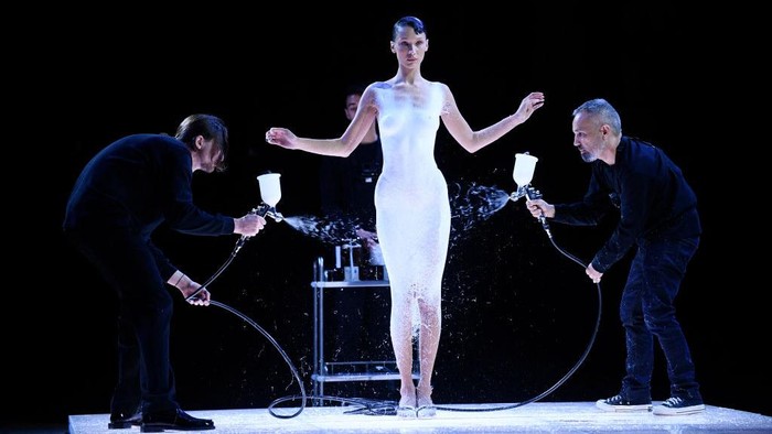 (EDITORIAL USE ONLY - For Non-Editorial use please seek approval from Fashion House) Performance of fashion model Bella Hadid during the Coperni Womenswear Spring/Summer 2023 show as part of Paris Fashion Week on September 30, 2022 in Paris, France. (Photo by Estrop/Getty Images)