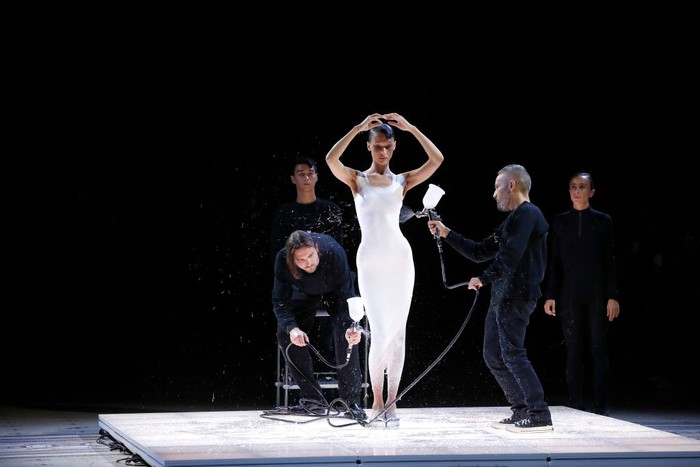 Bella Hadid (EDITORIAL USE ONLY - For Non-Editorial use please seek approval from Fashion House) Performance of fashion model Bella Hadid during the Coperni Womenswear Spring/Summer 2023 show as part of Paris Fashion Week on September 30, 2022 in Paris, France. (Photo by Estrop/Getty Images)