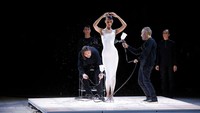 Bella Hadid awalnya muncul tak berbusana di atas catwalk. Foto: Getty Images/Estrop