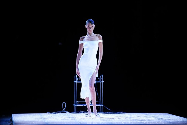 Bella Hadid pun siap berjalan di catwalk dengan busana yang disemprotkan ke tubuhnya ini dalam fashion show Coperni Spring/Summer 2023 di Paris Fashion Week. Foto: Getty Images/Estrop