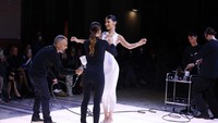 Cairan tersebut secara ajaib berubah menjadi gaun berwarna putih. Foto: Getty Images/Estrop