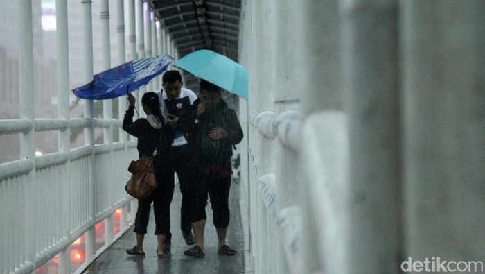 Prakiraan cuaca besok sudah diumumkan oleh BMKG. Informasi ini berlaku untuk Jakarta, Bogor, Depok, Tangerang, dan Bekasi.