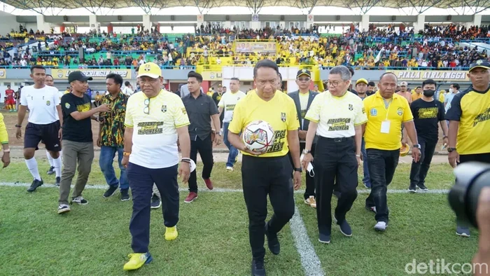 Menteri Pemuda dan Olahraga (Menpora) Zainuddin Amali dan Bupati Bone Andi Fahsar Mahdin Padjalangi .
