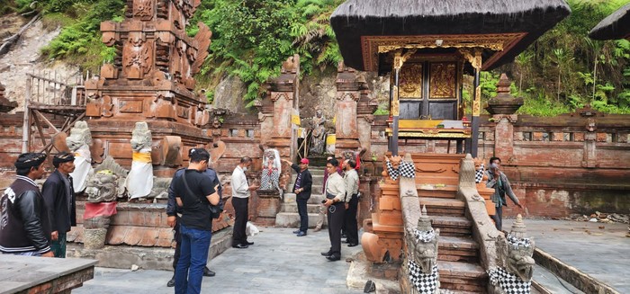 Petugas Desa Candikuning dan Polsek Baturiti saat melakukan kroscek ke Pura Teratai Bang yang salah satu bangunannya diduduki seorang bule, Sabtu (1/10/2022).