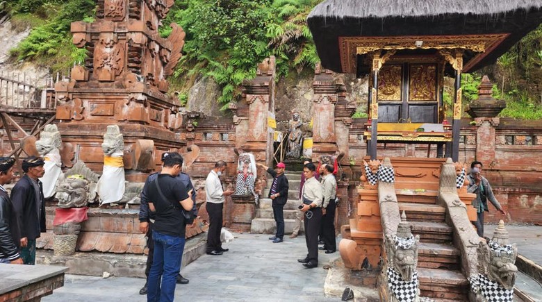 Bule Duduki Palinggih Pura Petugas Desa Candikuning dan Polsek Baturiti saat melakukan kroscek ke Pura Teratai Bang yang salah satu bangunannya diduduki seorang bule, Sabtu (1/10/2022).