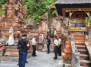 Imigrasi Buru Bule Viral Duduk di Atas Palinggih Pura Bali