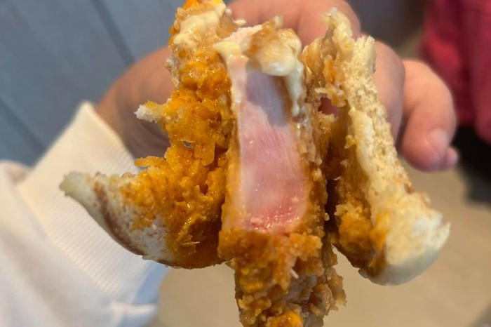 Zonk! Wanita Ini Mengaku Dapat Ayam Mentah Saat Makan di KFC