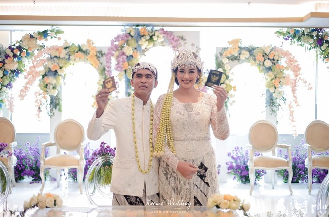 Model Catherine Wilson dan Idham Masse menikah pada 1 Oktober 2022 di sebuah hotel mewah kawasan Jakarta Selatan. Pernikahan itu sama-sama jadi yang kedua kali untuk mereka. Foto: Dok. Kreasi Wedding