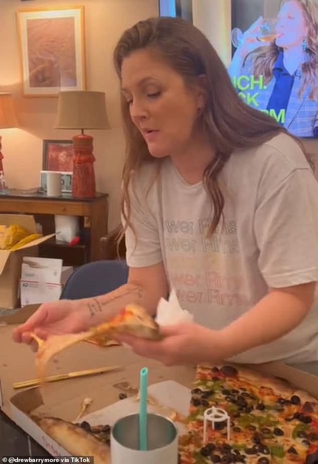 Drew Barry makan pizza