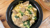Kemudian ada Mie Titi (Rp 30.000) yang menggunakan mie dari Makassar. Mienya kecil-kecil seperti bihun tetapi berwarna kuning. Penyajiannya mirip seperti ifumie. Foto: detikFood
