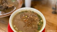 Ada juga menu Coto Makassar (Rp 35.000) yang tak kalah berempah. Pada menu ini dominan terasa jahenya. Menikmati coto Makassar di sini enaknya pakai ketupat. Foto: detikFood