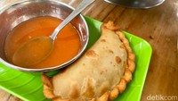Jangan ketinggalan juga untuk pesan menu penutup yakni Es Pisang Ijo (Rp 15.000). Andi mengatakan bahwa es pisang ijo buatannya merupakan asli Makassar. Foto: detikFood