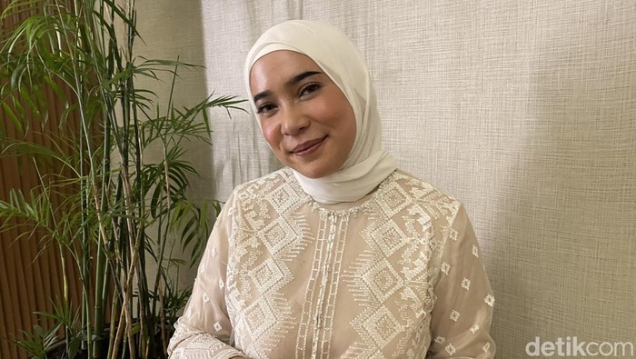 Fitri Tropica Di balik sosoknya yang penuh jenaka, selebritis Fitri Tropica mengaku ketenangan pikiran tak kalah penting dibanding kesehatan fisik. Karena bagaimana pun, kondisi psikis mempengaruhi kondisi badan.