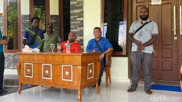 Gubernur Papua Lukas Enembe berbaju merah saat berada di teras rumahnya.