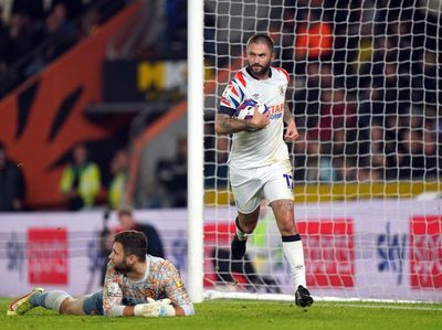 Foto: Mantan Wonderkid Arsenal Potong Rumput Usai Akhiri Puasa Gol