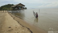Meski begitu keindahan pantai ini cukup menawan, sebab pantai ini terlihat bersih dan tak banyak pengunjung.