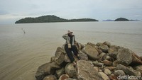 Selain hamparan pasir pantai, lokasi ini juga memiliki kawasan bebatuan yang dapat dijadikan sebagai spot foto.