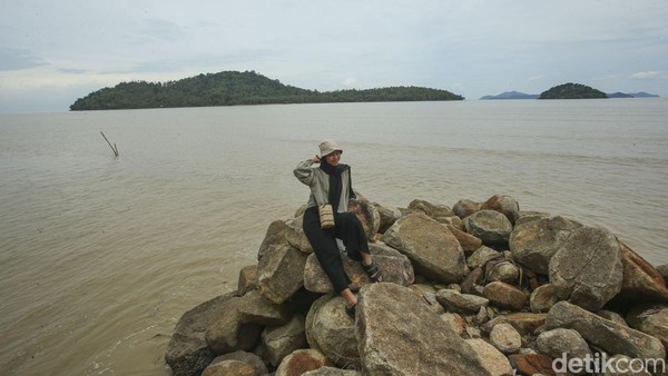 Selain hamparan pasir pantai, lokasi ini juga memiliki kawasan bebatuan yang dapat dijadikan sebagai spot foto. Selain hamparan pasir pantai, lokasi ini juga memiliki kawasan bebatuan yang dapat dijadikan sebagai spot foto.