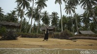 Pengunjung tak perlu khawatir sebab meski sepi pantai ini juga dilengkapi dengan warung yang buka sehingga dapat mengganjal perut pada saat lapar. Bukan hanya pedagang, pantai ini juga menjadi tempat berlabuh kapal-kapal nelayan yang mencari ikan di laut. Kapal-kapal kecil ini akan kembali ke daratan melalui pantai ini. Gimana, jadi penasaran dengan Pantai Gosong? 
