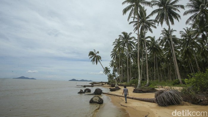 Dinamakan pantai gosong sebab sebelumnya pesisir pantai ini sempat dilanda kebakaran hingga mengubah hutan di sekitarnya menjadi tumpukan arang.