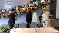 Setelah akad nikah dan resepsi, Idham Mase dan Catherine Wilson akhirnya menemui awak media. Foto: Asep/detikcom