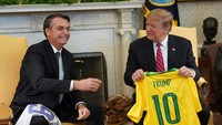 Jair Bolsonaro, Neymar, dan Jersey Timnas Brasil yang Kini Ditakuti
