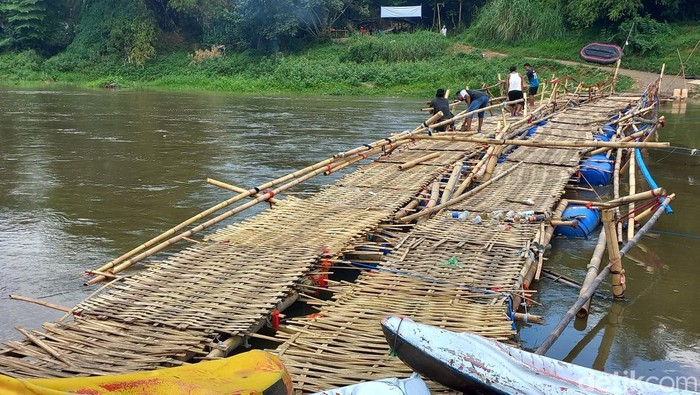 Jembatan sesek di Kampung Beton, Solo, ditutup karena sedang diperbaiki, Sabtu (1/10/2022).
