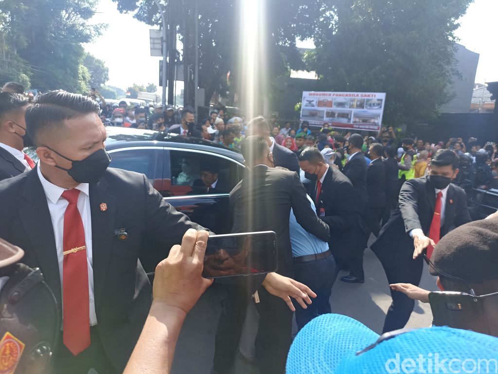 Jokowi bagi-bagi kaus di kawasan Lubang Buaya, Jakarta Timur, 1 Oktober 2022, pagi. (Wildan Noviansah/detikcom)