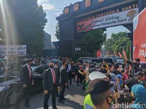 Tinggalkan Monumen Pancasila Sakti, Jokowi Bagi-bagi Kaus-Sembako