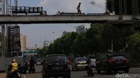 Pekerja melakukan proses revitalisasi.
