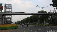 Terlihat struktur untuk lift dipasang untuk kenyamanan warga nantinya.