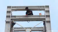 Selain pemasangan lift, beberapa bagian JPO juga diperbaiki.