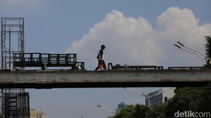 JPO Matraman Bakal Dipasang Lift JPO Matraman, Jakarta, tengah dilakukan revitalisasi. Nantinya, JPO ini bakal dipasang lift demi kenyamanan warga.