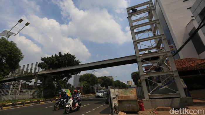 JPO Matraman, Jakarta, tengah dilakukan revitalisasi. Nantinya, JPO ini bakal dipasang lift demi kenyamanan warga.