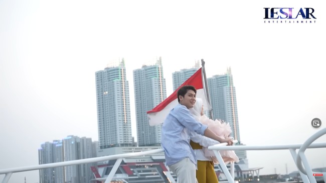 Kapal YachtTak hanya mobil, Billar juga pernah memberi kado kapal. Untuk ulang tahunnya pada 5 Agustus lalu, ibu anak satu itu diberi kapal yacht mewah. Kapal tiga lantai tersebut dilengkapi berbagai fasilitas bak rumah, seperti kamar, dapur hingga ruang karaoke. Kendaraan mewah tersebut dibeli Billar secara kredit seharga Rp 38 miliaran.Foto: YouTube/Instagram