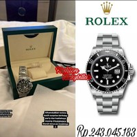 Jam Rolex Tak hanya mobil Mercy, Lesti juga dihadiahi jam tangan yang tak kalah fantastis. Diberikan bersamaan, jam itu harganya bisa mencapai Rp 200 juta.Foto: YouTube/Instagram