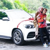 Mercedes-Benz GLE 450Ketika sudah menikah, kado Rizky Billar untuk Lesti pun semakin mahal. Di pertambahan usianya yang ke-22, Billar membelikan Mercedes-Benz tipe GLE 450. Mobil putih itu diprediksi seharga Rp 1,6 miliaran.Foto: YouTube/Instagram