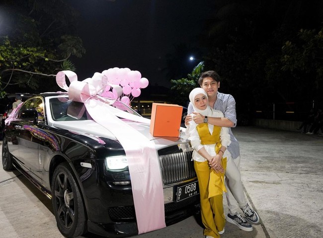Mobil Rolls-RoyceSedangkan untuk ulang tahun Lesti yang ke-23, Rizky Billar memberikan kado yang lebih spektakuler. Tak tanggung-tanggung, pria 27 tahun itu menghadiahinya mobil mewah impian Lesti.  Rolls-Royce Ghost disiapkannya dengan cantik dengan pita dan balon-balon. Ketika itu, Billar meminta maaf karena mobil yang diberikannya bukan baru melainkan second. Meski bekas, kendaraan diprediksi berharga Rp 4-5 miliaran.Foto: YouTube/Instagram