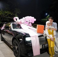 Mobil Rolls-RoyceSedangkan untuk ulang tahun Lesti yang ke-23, Rizky Billar memberikan kado yang lebih spektakuler. Tak tanggung-tanggung, pria 27 tahun itu menghadiahinya mobil mewah impian Lesti.  Rolls-Royce Ghost disiapkannya dengan cantik dengan pita dan balon-balon. Ketika itu, Billar meminta maaf karena mobil yang diberikannya bukan baru melainkan second. Meski bekas, kendaraan diprediksi berharga Rp 4-5 miliaran.Foto: YouTube/Instagram