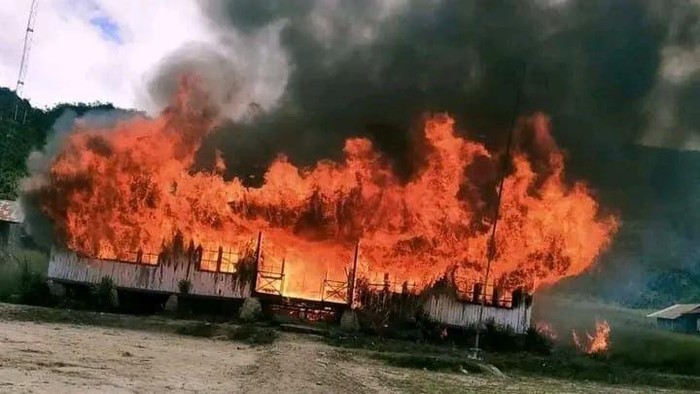 Kantor Distrik Kebo, Kabupaten Paniai, Papua dibakar sejumlah OTK Pembakaran dilakukan usai adanya penyerahan dana BLT dan BBM kepada para kepala kampung. (dok Polda Papua)