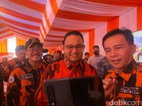 Gaya Anies Baswedan Berkemeja Loreng Pemuda Pancasila