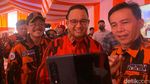 Gaya Anies Baswedan Berkemeja Loreng Pemuda Pancasila